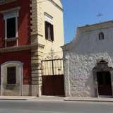 Per incontrare la chiesa bisogna superare di circa 500 metri il cavalcavia della tangenziale, camminando verso Carbonara: ce la si ritrova sulla sinistra, incastonata tra un antico palazzo bordeaux e il cancello di una villetta dal colore rosa